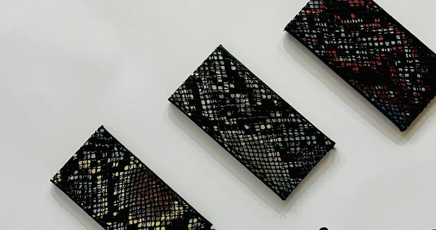 Ceinture imprimée python multicolore avec boucle en forme de pentagone