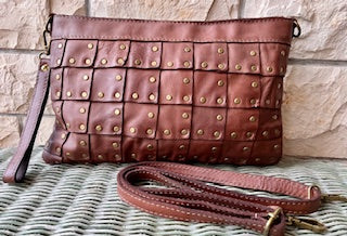 Pochette en cuir. Bandoulière. Détail à clou