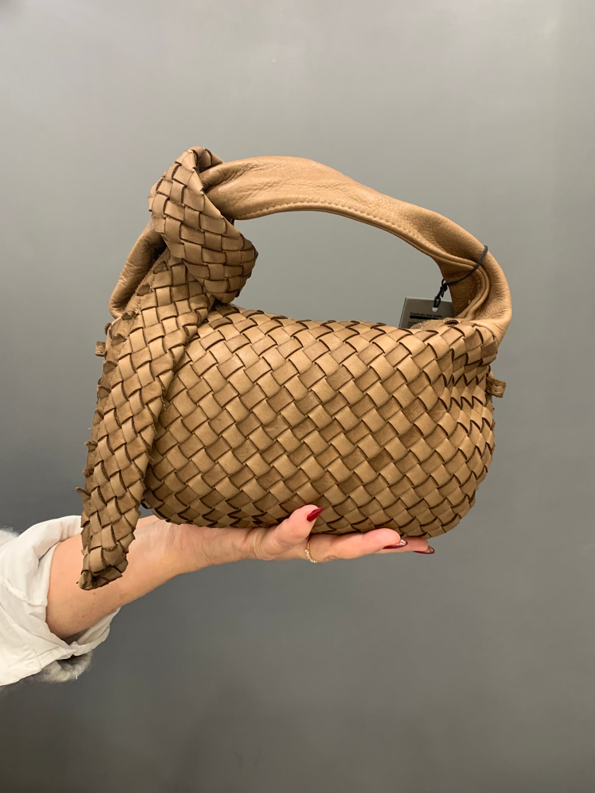 Sac tressé avec noeud, couleur taupe