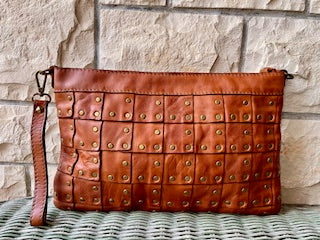 Pochette en cuir. Bandoulière. Détail à clou