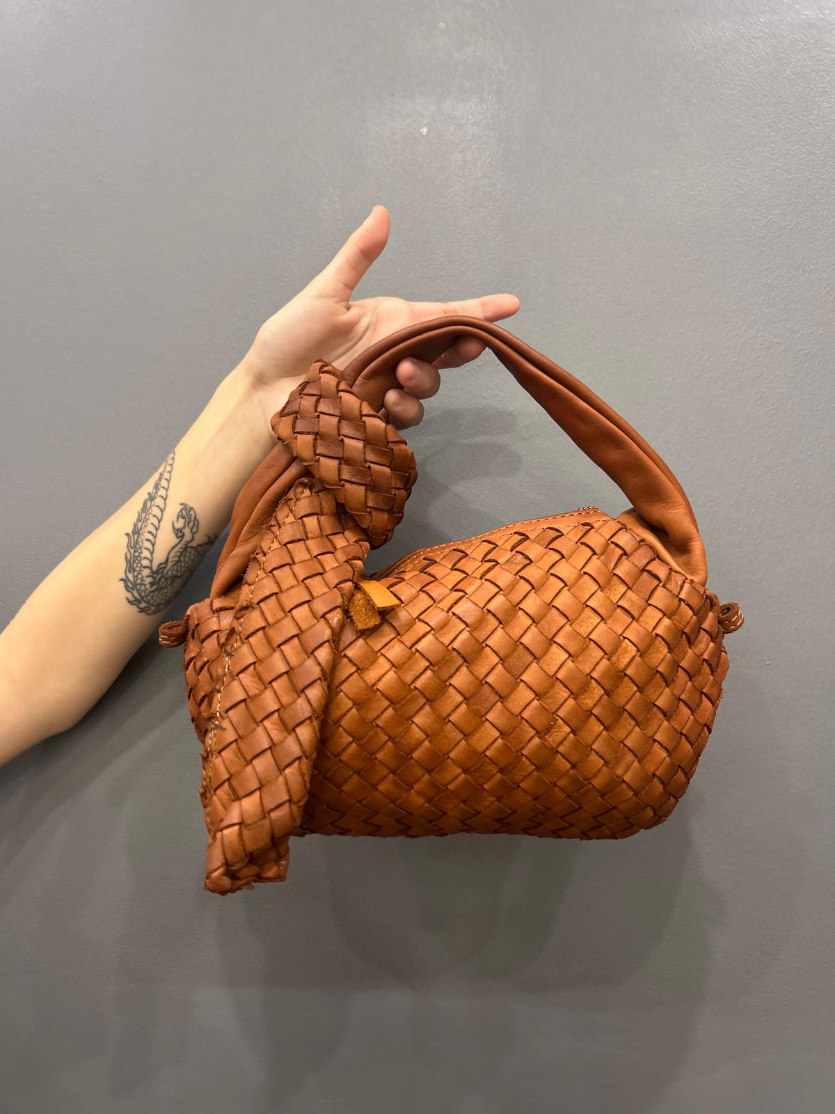 Sac tressé avec noeud, couleur cognac